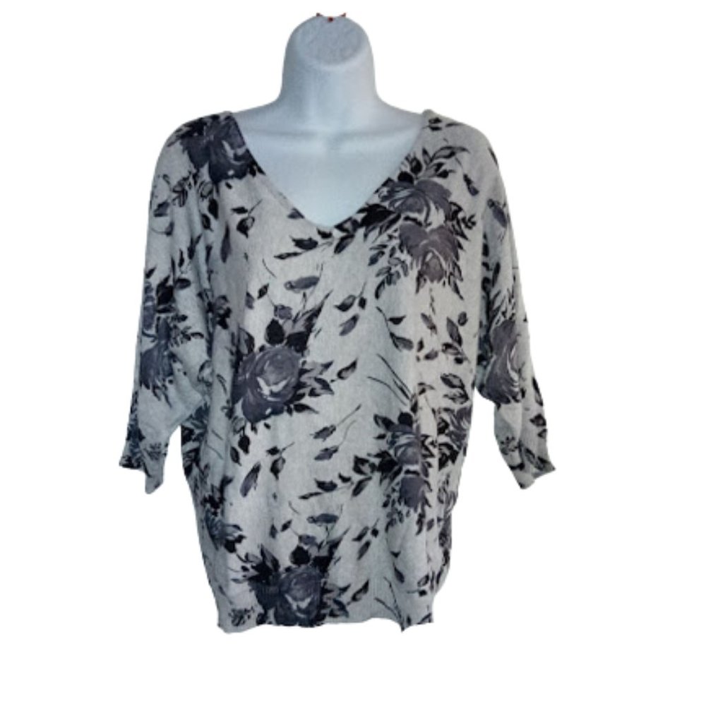 ---  ULTRA SOFT Gray Floral Sweater Shirt  Size Small